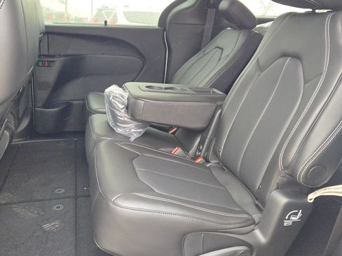 New 2026 Chrysler Pacifica Select FWD image 19