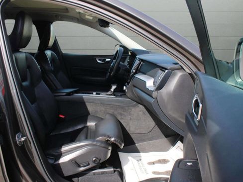 Used 2019 Volvo XC60 T5 Momentum w/ Multimedia Package image 14