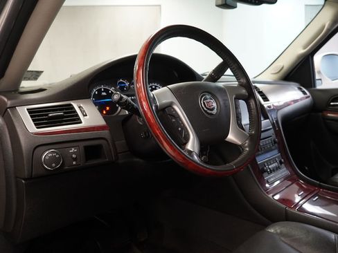 Used 2011 Cadillac Escalade Luxury image 7