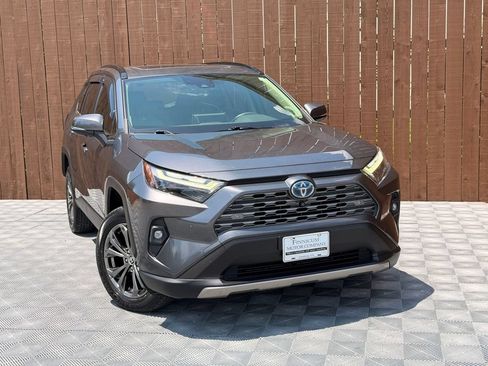 Used 2022 Toyota RAV4 Limited AWD/4WD image 9
