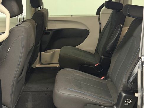 Used 2021 Chrysler Pacifica Touring w/ Cold Weather Group FWD image 30