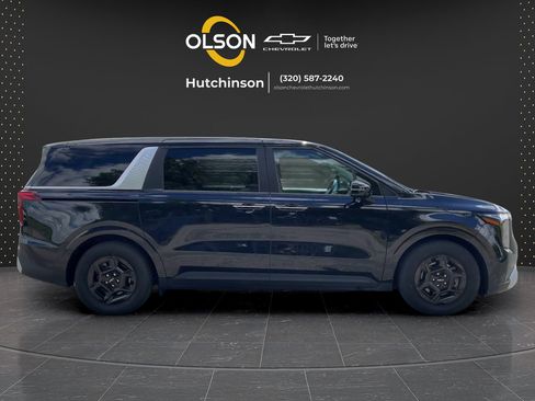 Used 2025 Kia Carnival FWD image 11