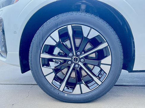 New 2026 Volvo XC60 B5 Plus w/ Protection Package Premier image 12