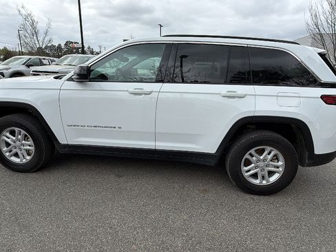 Certified 2024 Jeep Grand Cherokee Laredo AWD/4WD image 11