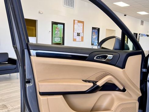 Used 2018 Porsche Cayenne image 15