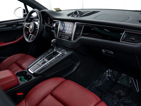 Certified 2018 Porsche Macan image 14