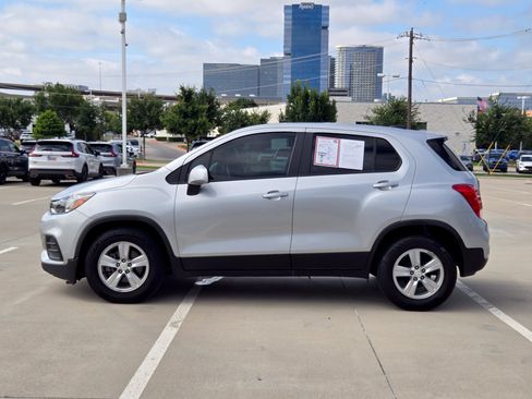 Used 2022 Chevrolet Trax LS w/ Tint and Cruise Package FWD image 5