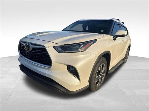Certified 2021 Toyota Highlander XLE AWD/4WD image 1