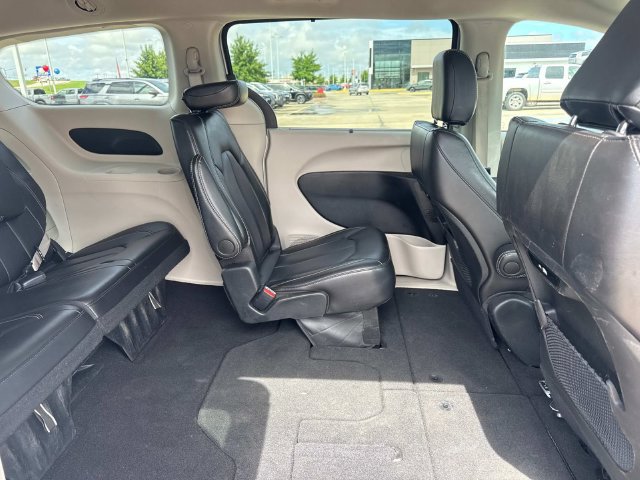 Used 2024 Chrysler Pacifica Touring-L FWD image 13