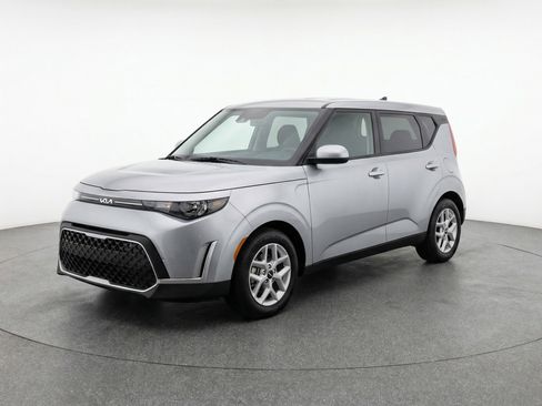 Used 2025 Kia Soul LX w/ LX Technology Package image 3