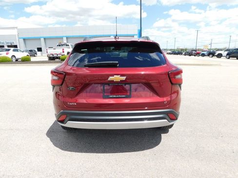 Used 2025 Chevrolet Trax LT w/ LT Convenience Package FWD image 4