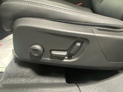 Used 2025 Volvo XC40 B5 Core image 12