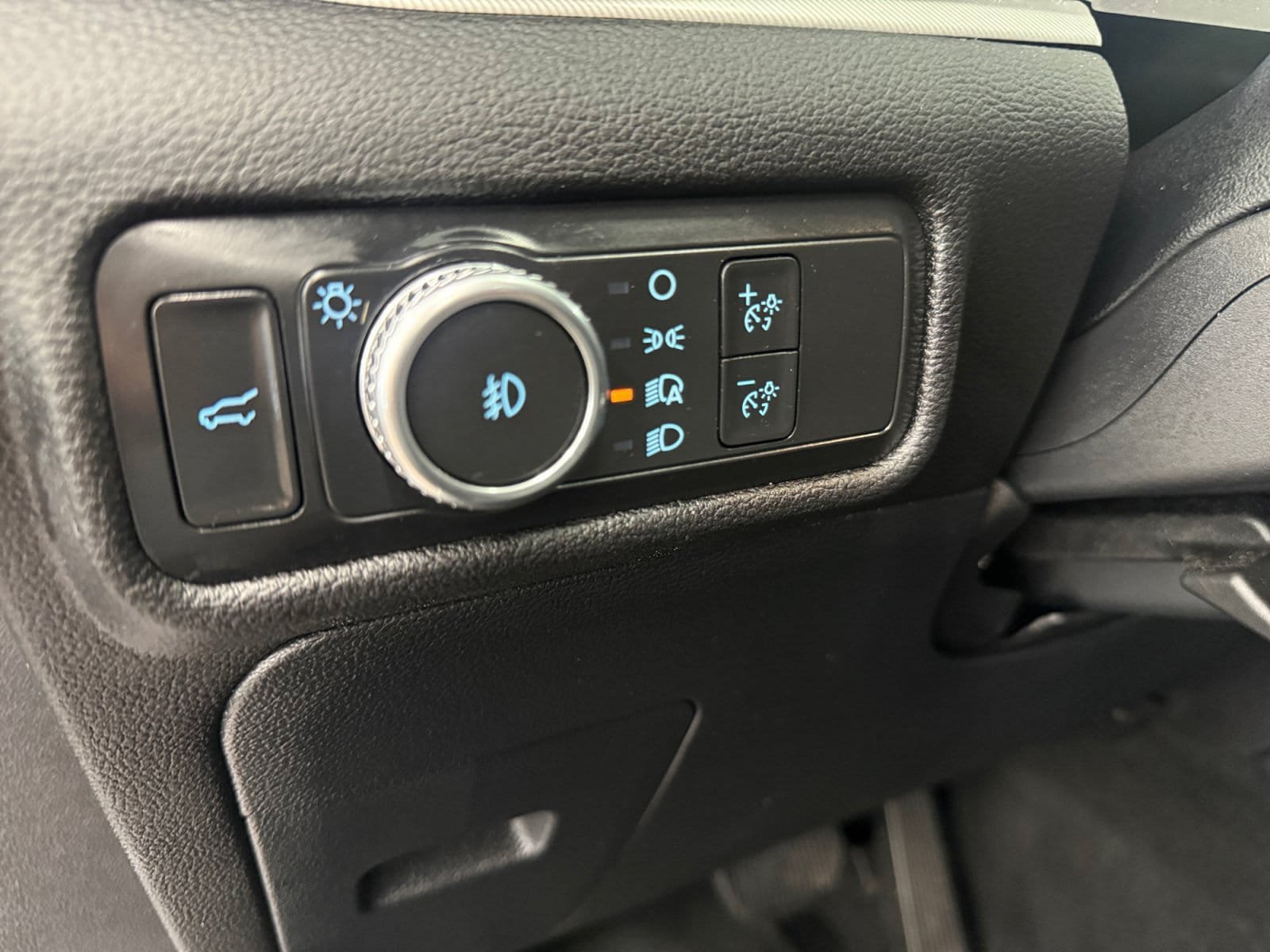 Used 2022 Ford Explorer XLT w/ Equipment Group 202A AWD/4WD image 24
