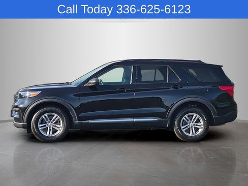 Used 2022 Ford Explorer XLT AWD/4WD image 2