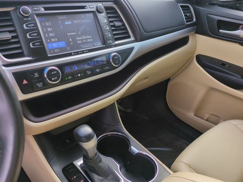 Used 2016 Toyota Highlander XLE AWD/4WD image 24