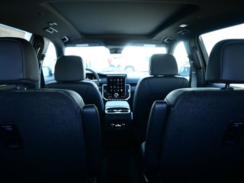 New 2026 GMC Acadia Elevation w/ Elevation Premium Package AWD/4WD image 13