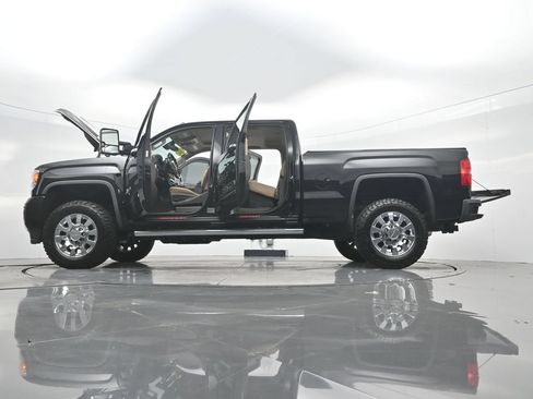 Used 2019 GMC Sierra 2500 Denali w/ Duramax Plus Package AWD/4WD image 45