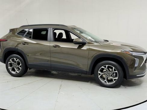 Certified 2024 Chevrolet Trax LT w/ Driver Confidence Package image 7