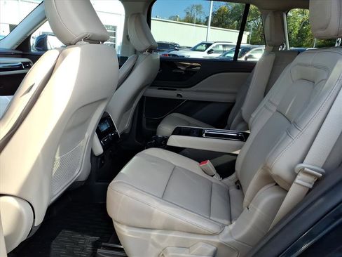 Certified 2023 Lincoln Aviator Reserve w/ Equipment Group 201A image 7