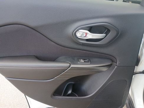 Used 2016 Jeep Cherokee Sport FWD image 14