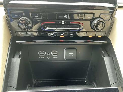 Used 2025 Jeep Grand Cherokee Limited w/ Black Appearance Package AWD/4WD image 31