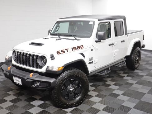 Used 2025 Jeep Gladiator Sport image 2