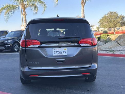 Used 2022 Chrysler Voyager LX FWD image 10