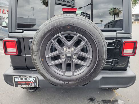 Used 2025 Jeep Wrangler Unlimited Sport AWD/4WD image 21