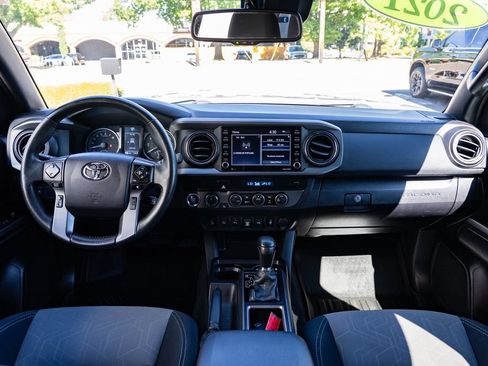 Used 2021 Toyota Tacoma TRD Off-Road w/ Technology Package AWD/4WD image 10