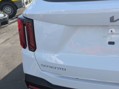 Used 2024 Kia Sorento S image 5