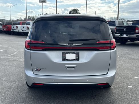 Used 2024 Chrysler Pacifica Touring-L image 7
