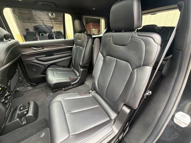 Used 2025 Jeep Grand Cherokee L Limited w/ Black Appearance Package AWD/4WD image 17