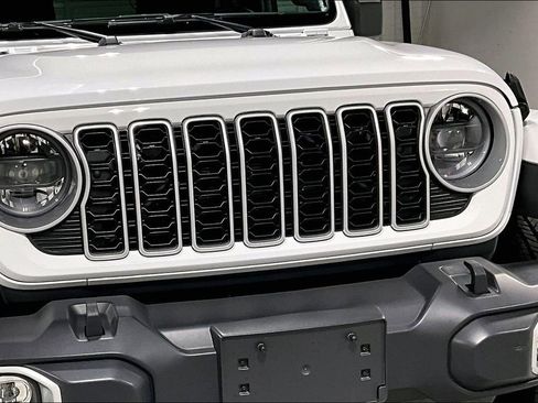 Used 2025 Jeep Wrangler Unlimited Sahara AWD/4WD image 38