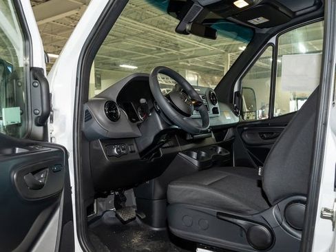 Used 2025 Mercedes-Benz Sprinter 2500 image 5