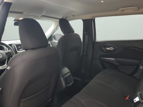 Used 2019 Jeep Cherokee Latitude w/ Popular Appearance Group image 18