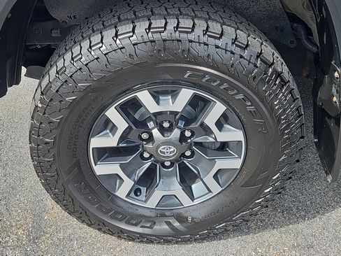 Used 2022 Toyota Tacoma TRD Off-Road AWD/4WD image 4