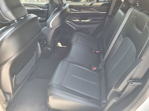 Used 2024 Jeep Grand Cherokee Overland w/ Luxury Tech Group IV AWD/4WD image 9