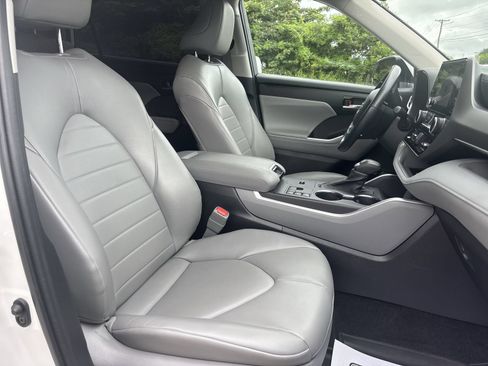Used 2023 Toyota Highlander XLE FWD image 25