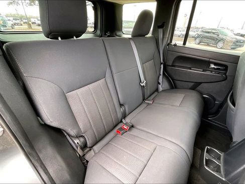 Used 2012 Jeep Liberty Sport w/ Driver Convenience Group image 21