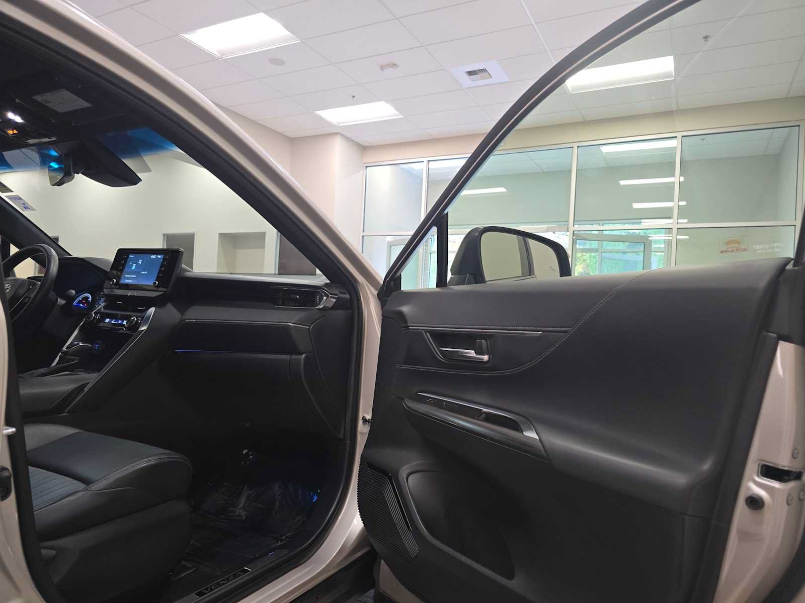 Certified 2021 Toyota Venza XLE AWD/4WD image 28
