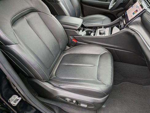 Used 2023 Jeep Grand Cherokee Limited image 25