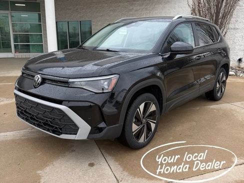 Used 2025 Volkswagen Taos SE AWD/4WD image 1