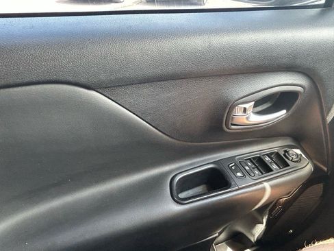 Used 2018 Jeep Renegade Altitude w/ Popular Equipment Group FWD image 28