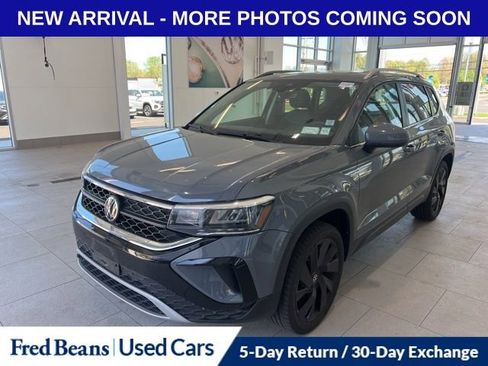 Used 2024 Volkswagen Taos SE w/ Panoramic Sunroof Package image 2
