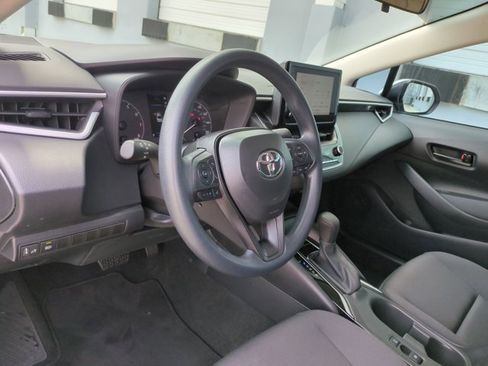 Used 2025 Toyota Corolla LE image 10