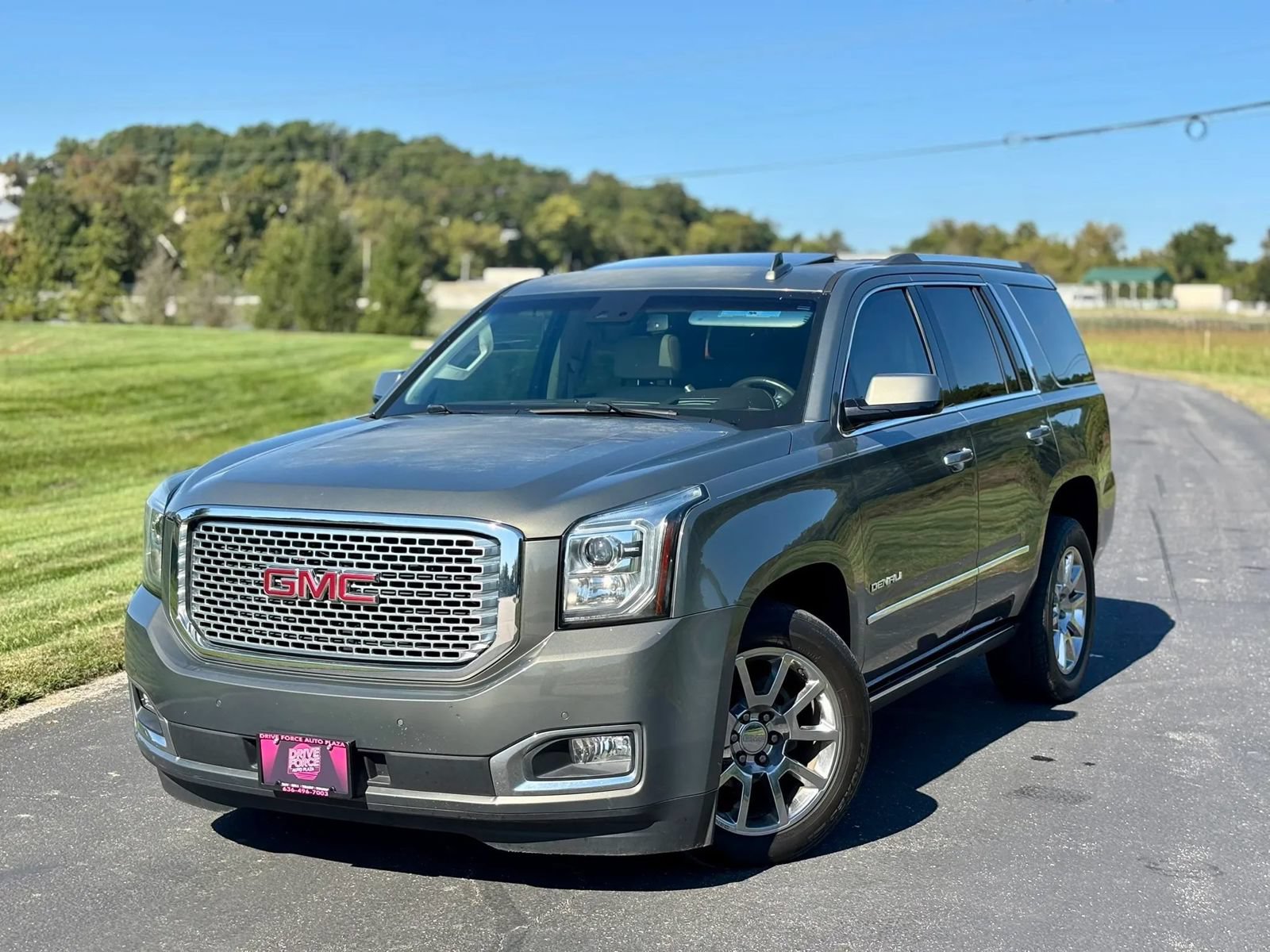 Used 2017 GMC Yukon Denali w/ Open Road Package AWD/4WD image 11