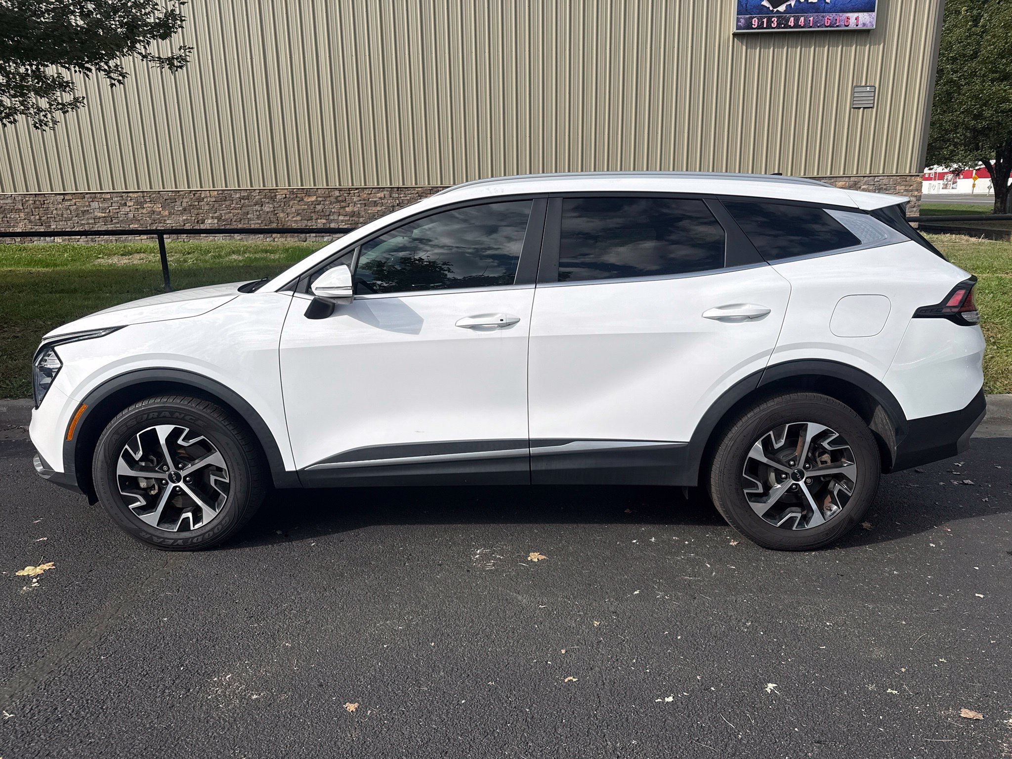 Used 2023 Kia Sportage EX AWD/4WD image 8