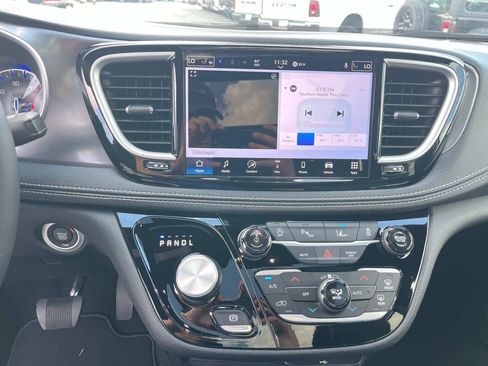 New 2026 Chrysler Pacifica Select image 23