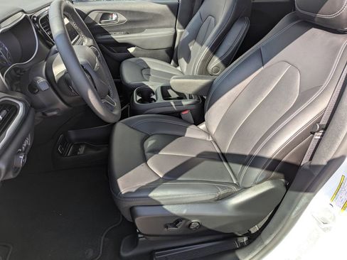 New 2025 Chrysler Pacifica Select FWD image 12