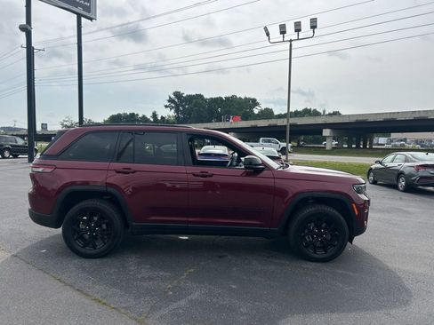 Used 2024 Jeep Grand Cherokee Altitude AWD/4WD image 9